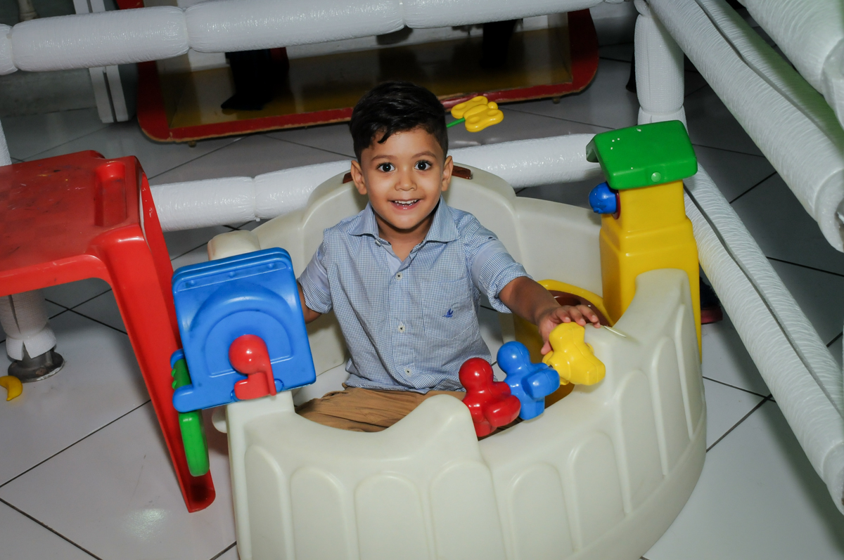 brinquedo de montar na área baby no Buffet Fábrica da Alegria Morumbi, fotografia infantil da festa de aniversário de Arthur Henrique 4 anos tema os vingadores