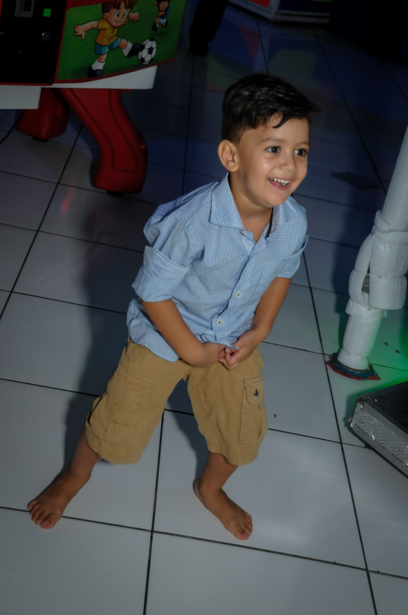 muito bom a diversão no x box no Buffet Fábrica da Alegria Morumbi, fotografia infantil da festa de aniversário de Arthur Henrique 4 anos tema os vingadores