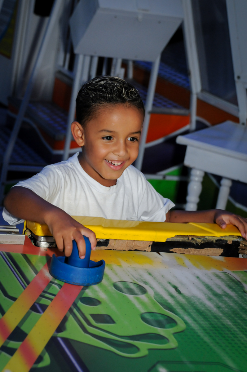jogo de futebol de mesa no Buffet Fábrica da Alegria Morumbi, fotografia infantil da festa de aniversário de Arthur Henrique 4 anos tema os vingadores