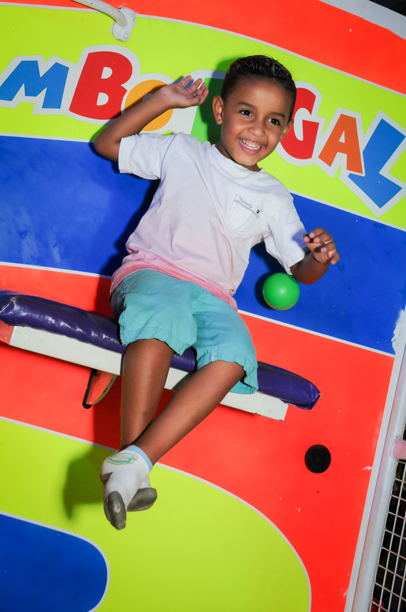 caindo do tombo legal no Buffet Fábrica da Alegria Morumbi, fotografia infantil da festa de aniversário de Arthur Henrique 4 anos tema os vingadores