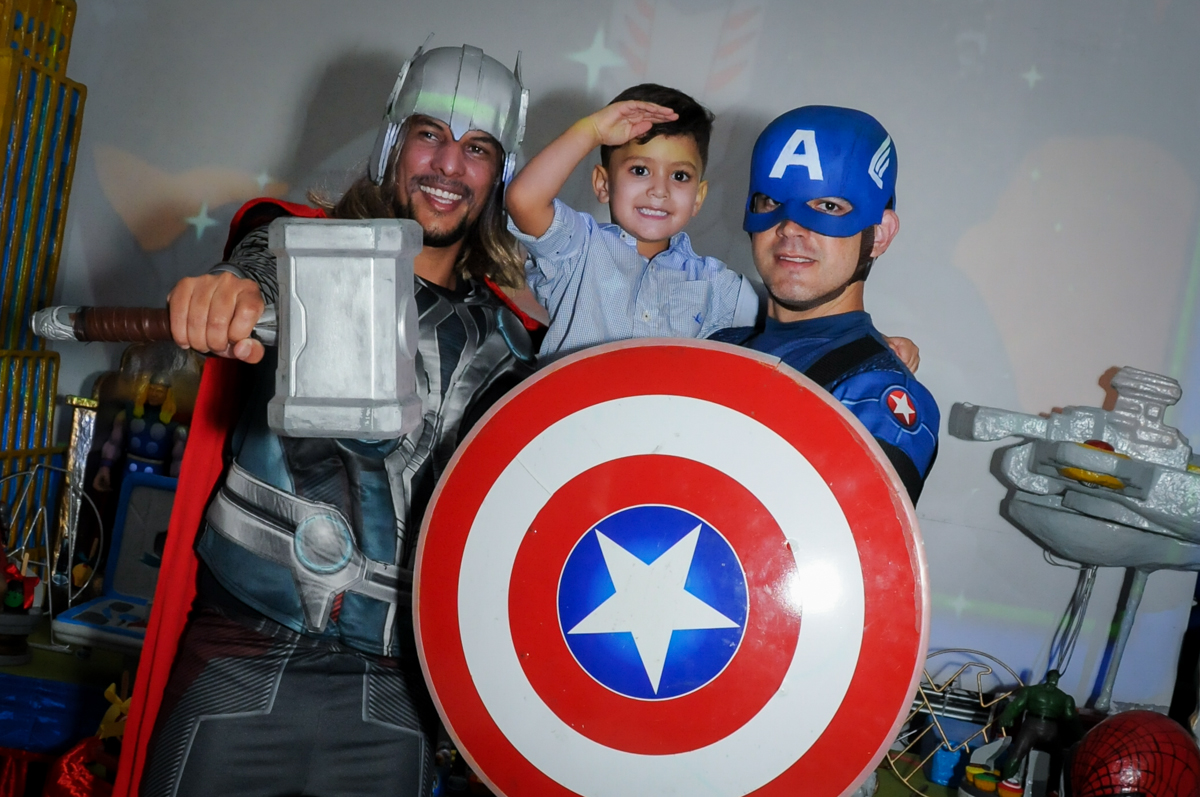 chegada a festa de aniversário de os vingadores no Buffet Fábrica da Alegria Morumbi, fotografia infantil da festa de aniversário de Arthur Henrique 4 anos tema os vingadores