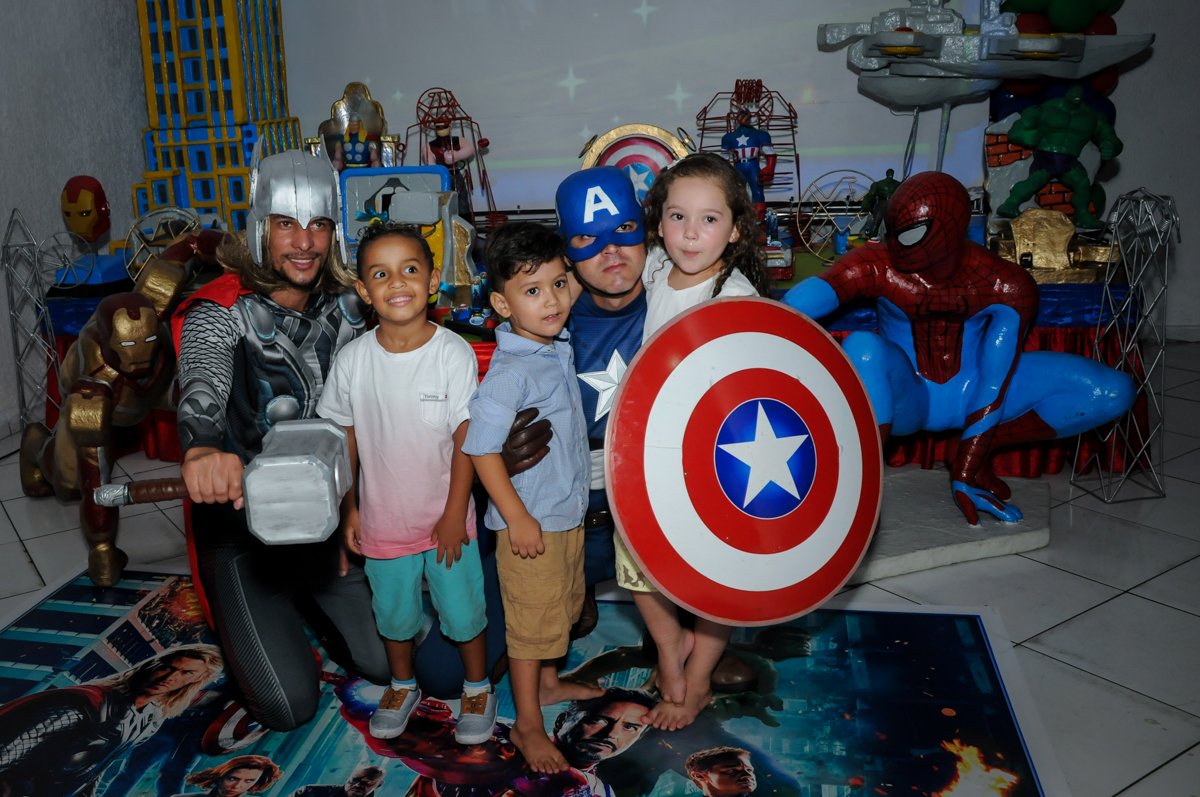 as crianças foram receber os vingadores no Buffet Fábrica da Alegria Morumbi, fotografia infantil da festa de aniversário de Arthur Henrique 4 anos tema os vingadores