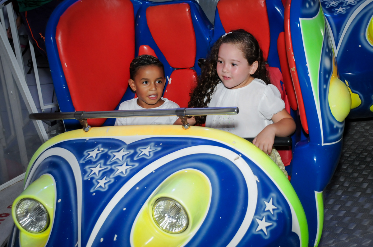 bagunça no brinquedo jornada nas estrelas no Buffet Fábrica da Alegria Morumbi, fotografia infantil da festa de aniversário de Arthur Henrique 4 anos tema os vingadores