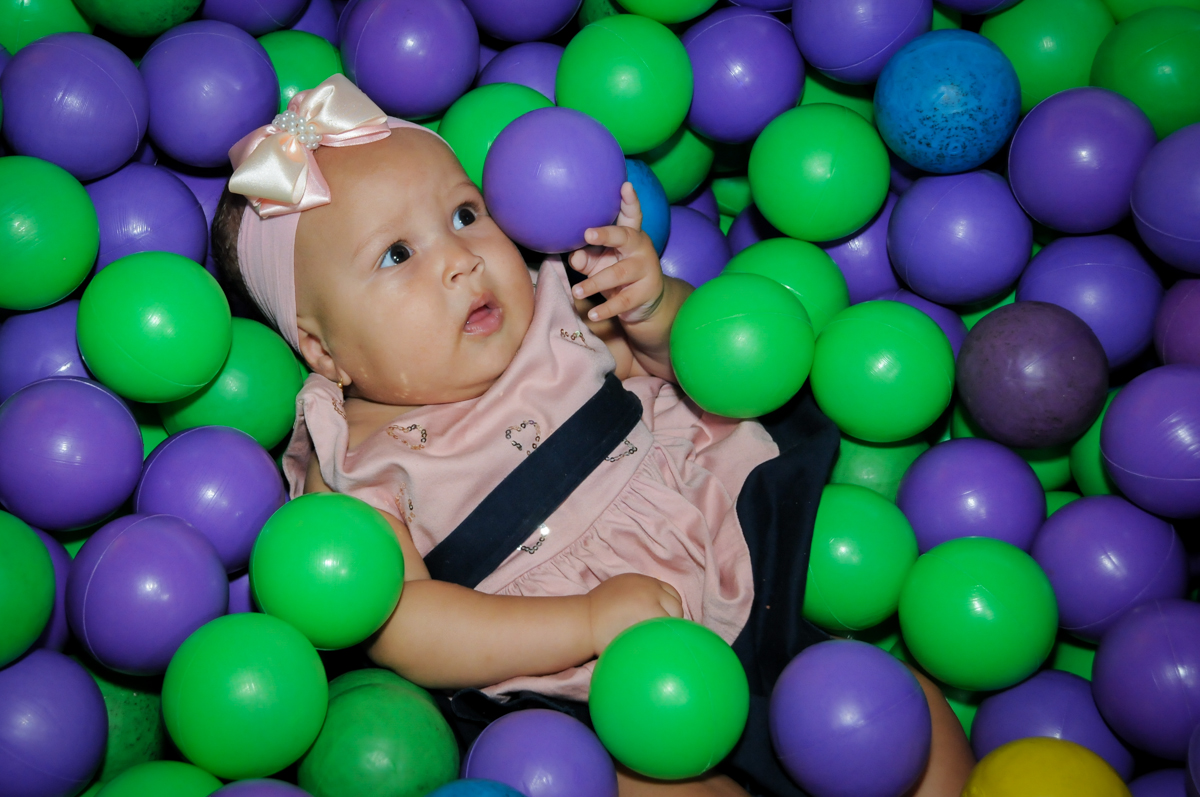A bebê brinca na piscina de bolinhas no Buffet Fábrica da Alegria Morumbi, fotografia infantil da festa de aniversário de Arthur Henrique 4 anos tema os vingadores