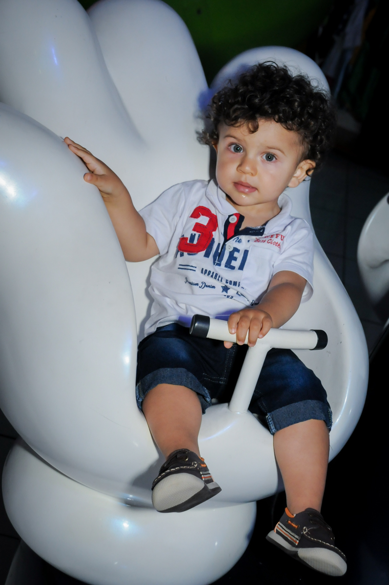 O bebê gosta de brincar no carrossel no Buffet Fábrica da Alegria Morumbi, fotografia infantil da festa de aniversário de Arthur Henrique 4 anos tema os vingadores