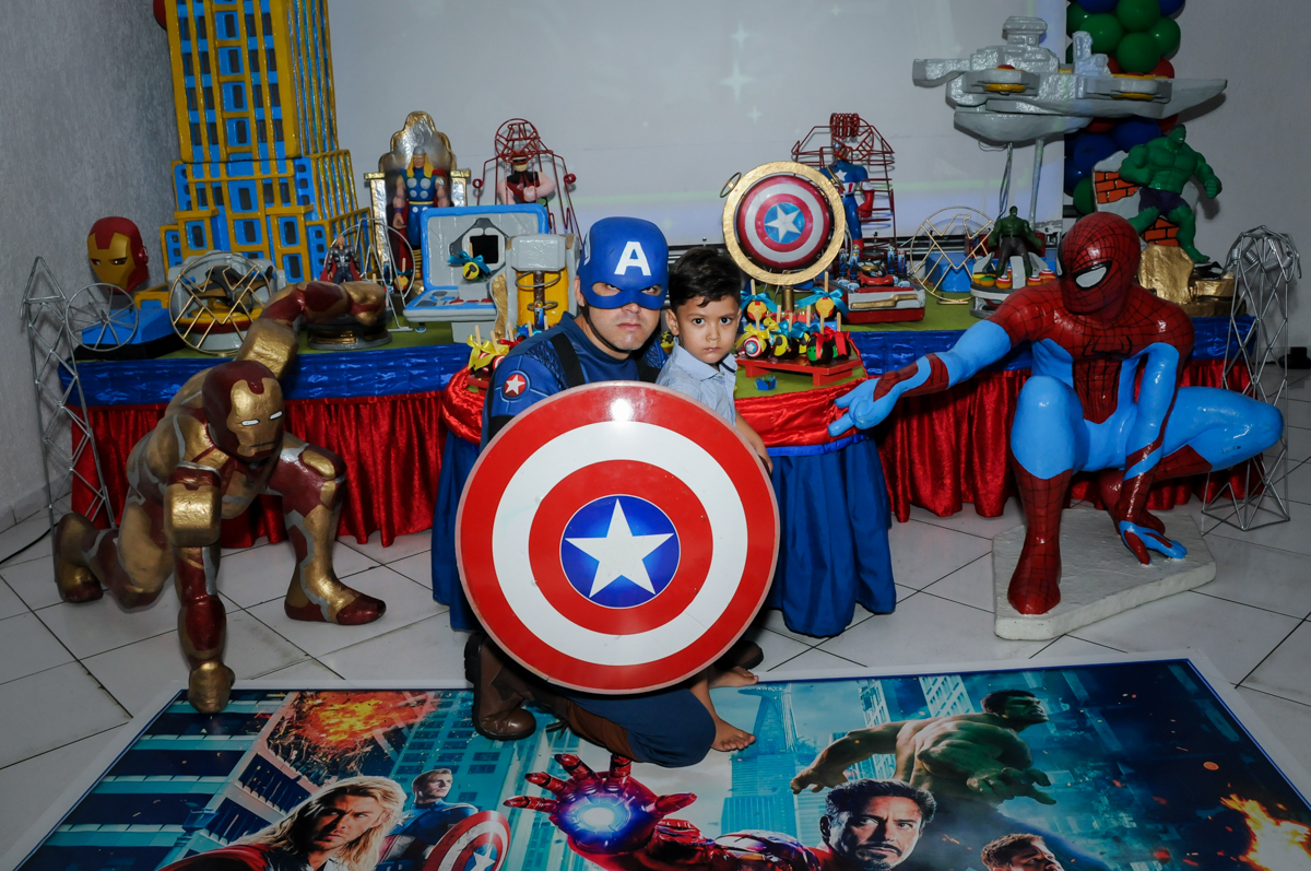capitão américa é o preferido do aniversariante no Buffet Fábrica da Alegria Morumbi, fotografia infantil da festa de aniversário de Arthur Henrique 4 anos tema os vingadores