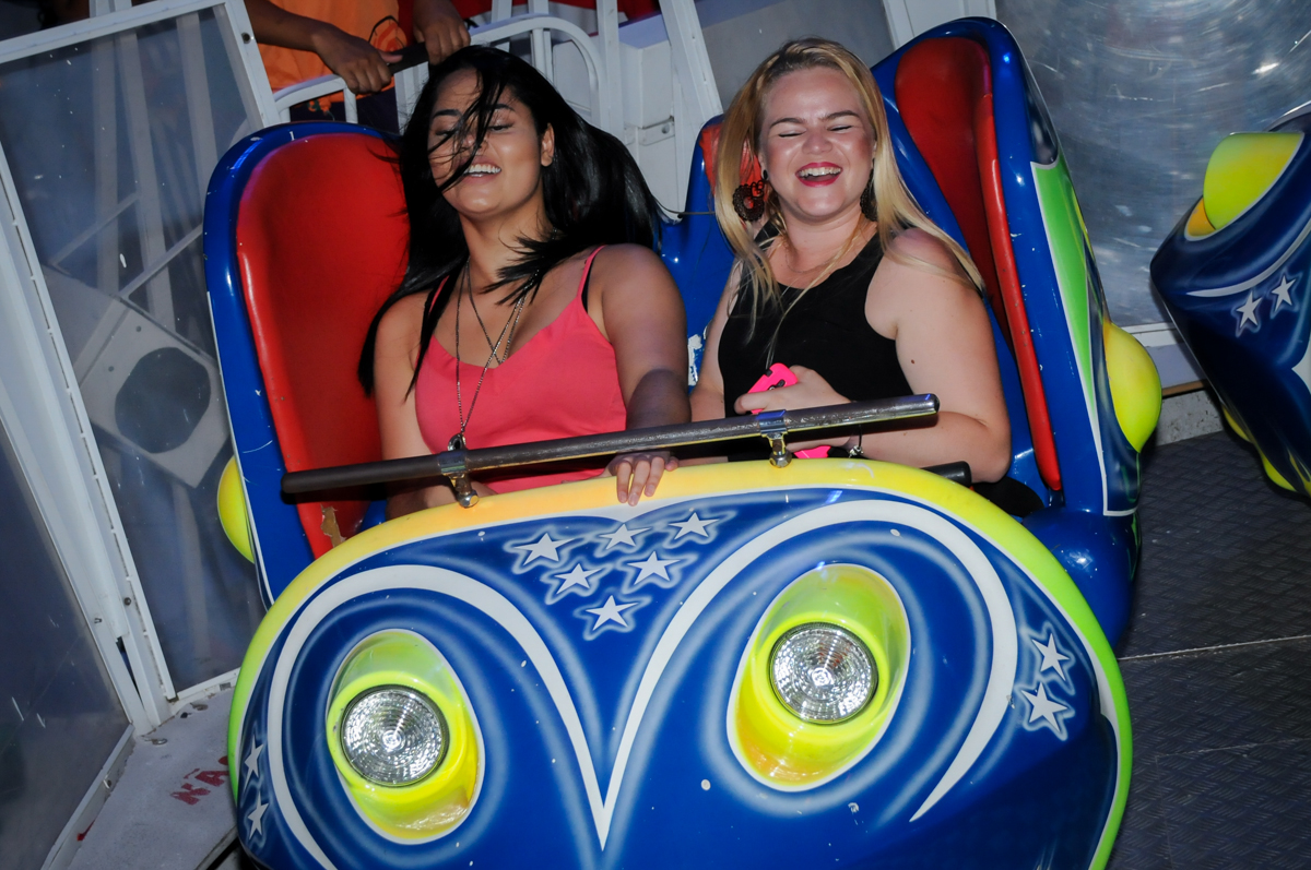 Os adultos curtem o brinquedo jornadas nas estrelas no Buffet Fábrica da Alegria Morumbi, fotografia infantil da festa de aniversário de Arthur Henrique 4 anos tema os vingadores