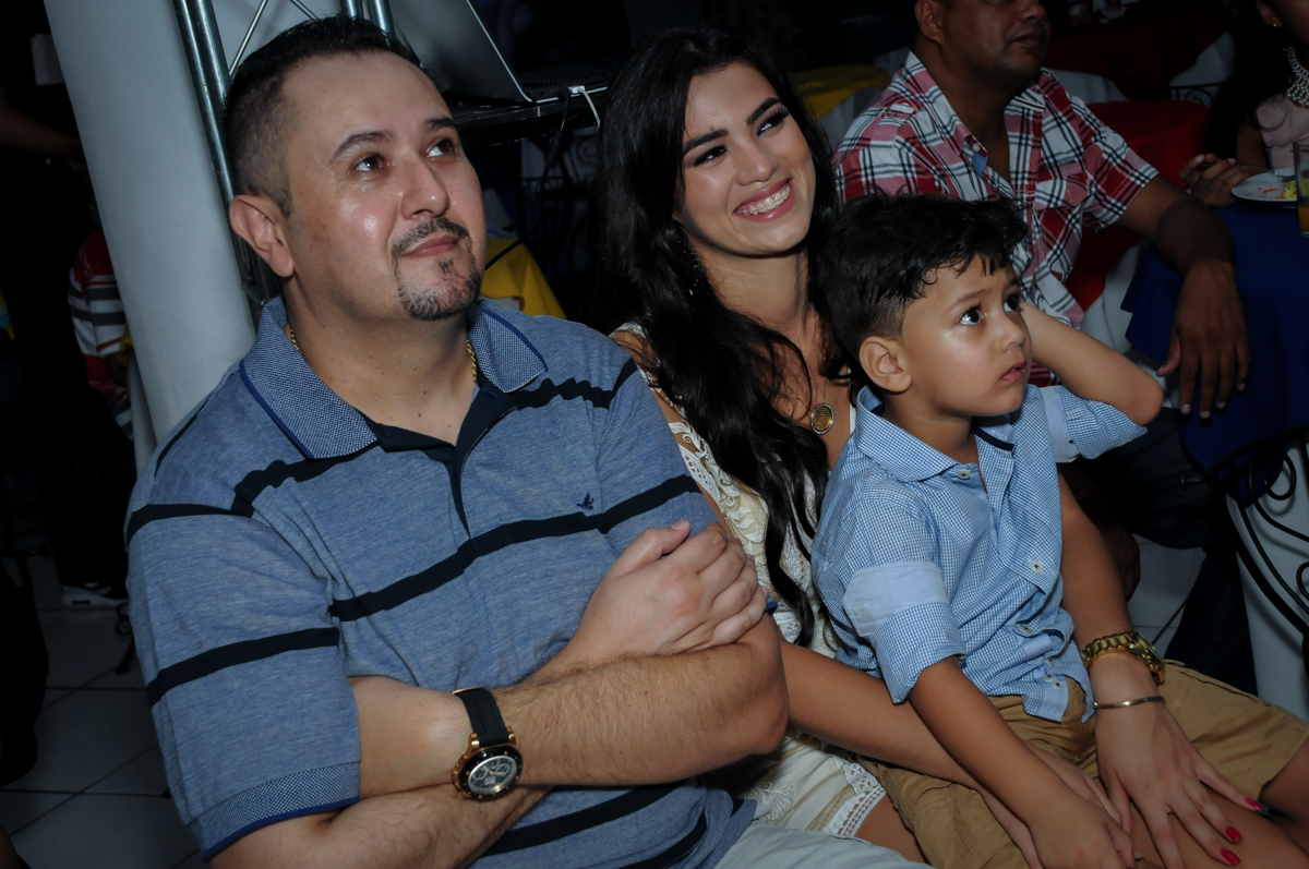 Hora de todos os convidados assistirem a retrospectiva no Buffet Fábrica da Alegria Morumbi, fotografia infantil da festa de aniversário de Arthur Henrique 4 anos tema os vingadores