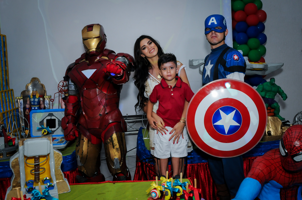 chegou a hora do parabéns no Buffet Fábrica da Alegria Morumbi, fotografia infantil da festa de aniversário de Arthur Henrique 4 anos tema os vingadores