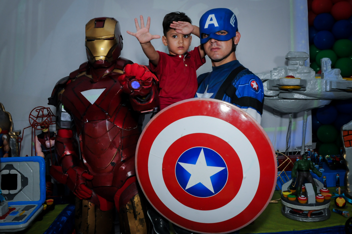 foto com os personagens os vingadores no Buffet Fábrica da Alegria Morumbi, fotografia infantil da festa de aniversário de Arthur Henrique 4 anos tema os vingadores