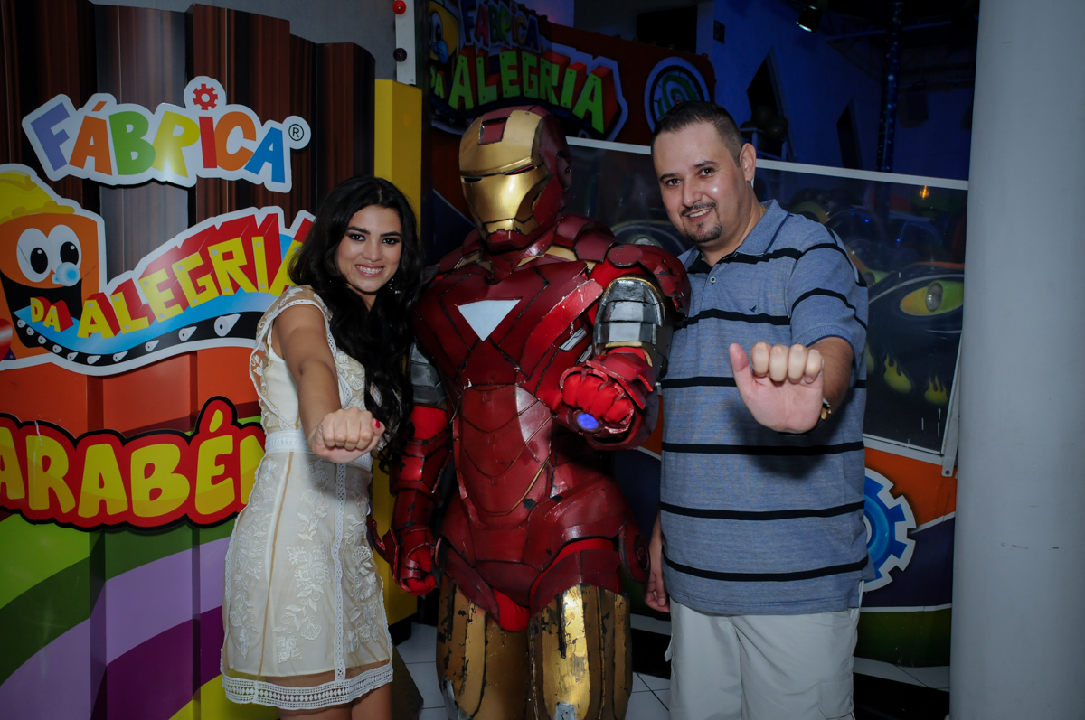 final de festa com a fotografia com os vingadores no Buffet Fábrica da Alegria Morumbi, fotografia infantil da festa de aniversário de Arthur Henrique 4 anos tema os vingadores