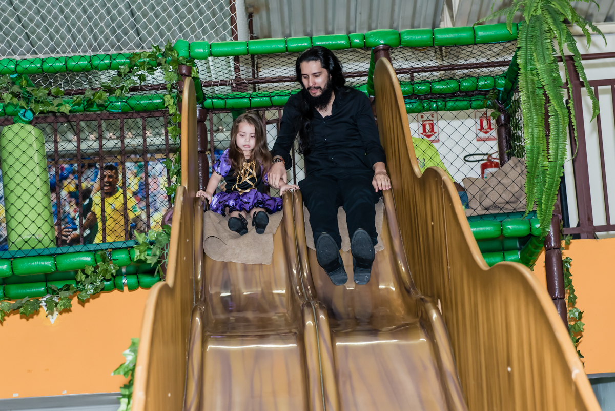 descendo o escorregador com o papai