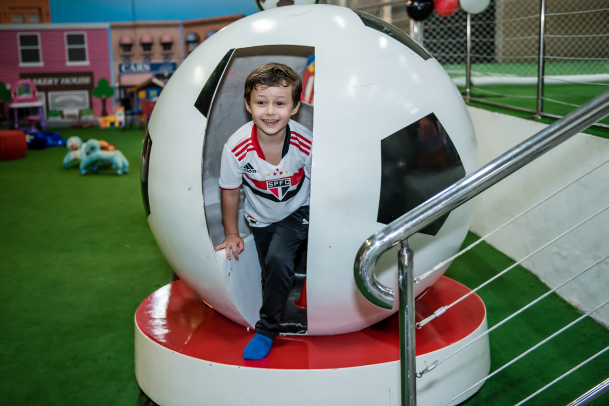 o torcedor do são paulo se divertindo na festa do amigo