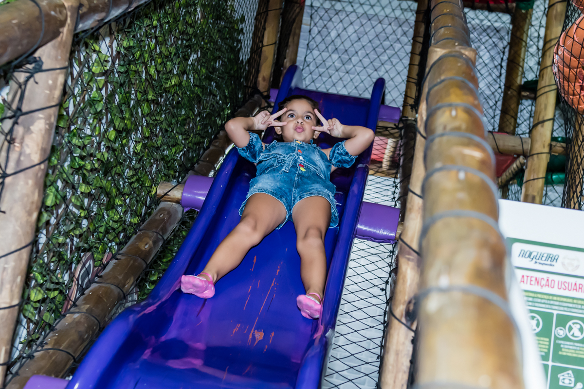 descendo no escorregador toda zem