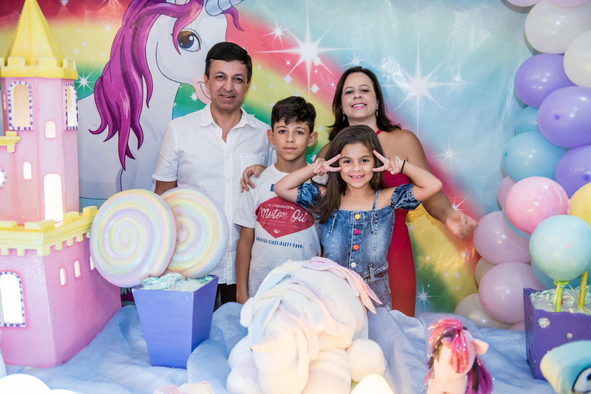 a família feliz posa para as fotos