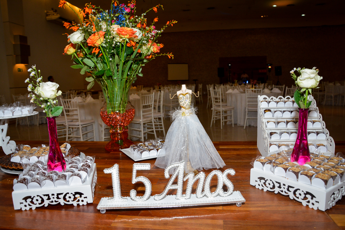 mesa decorada no Buffet Mila Moreno, Butanta, SP, festa de 15 anos, Vitória 15 anos