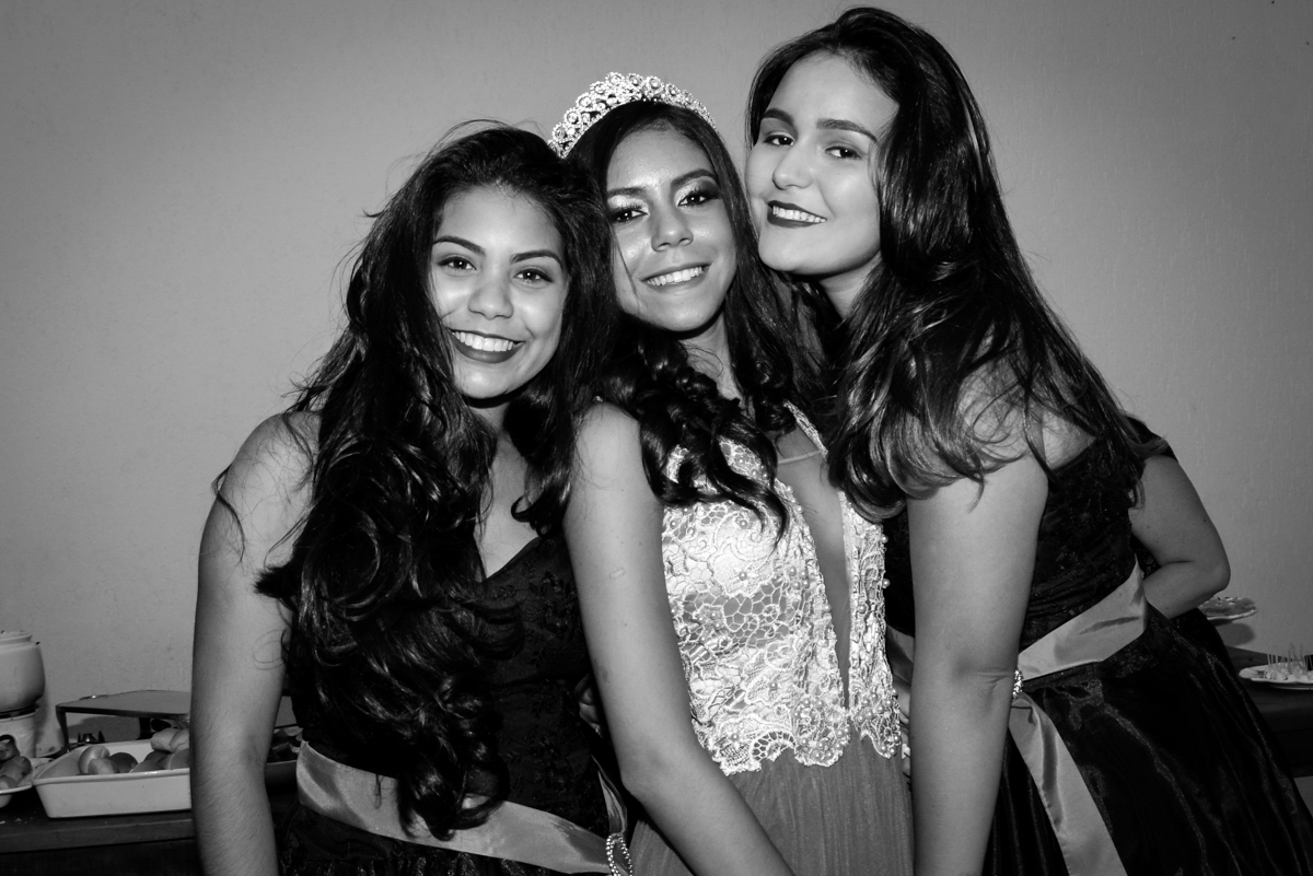 amigas posam para a foto na festa de 15 ans no Buffet Mila Moreno, Butanta, SP, festa de 15 anos, Vitória 15 anos