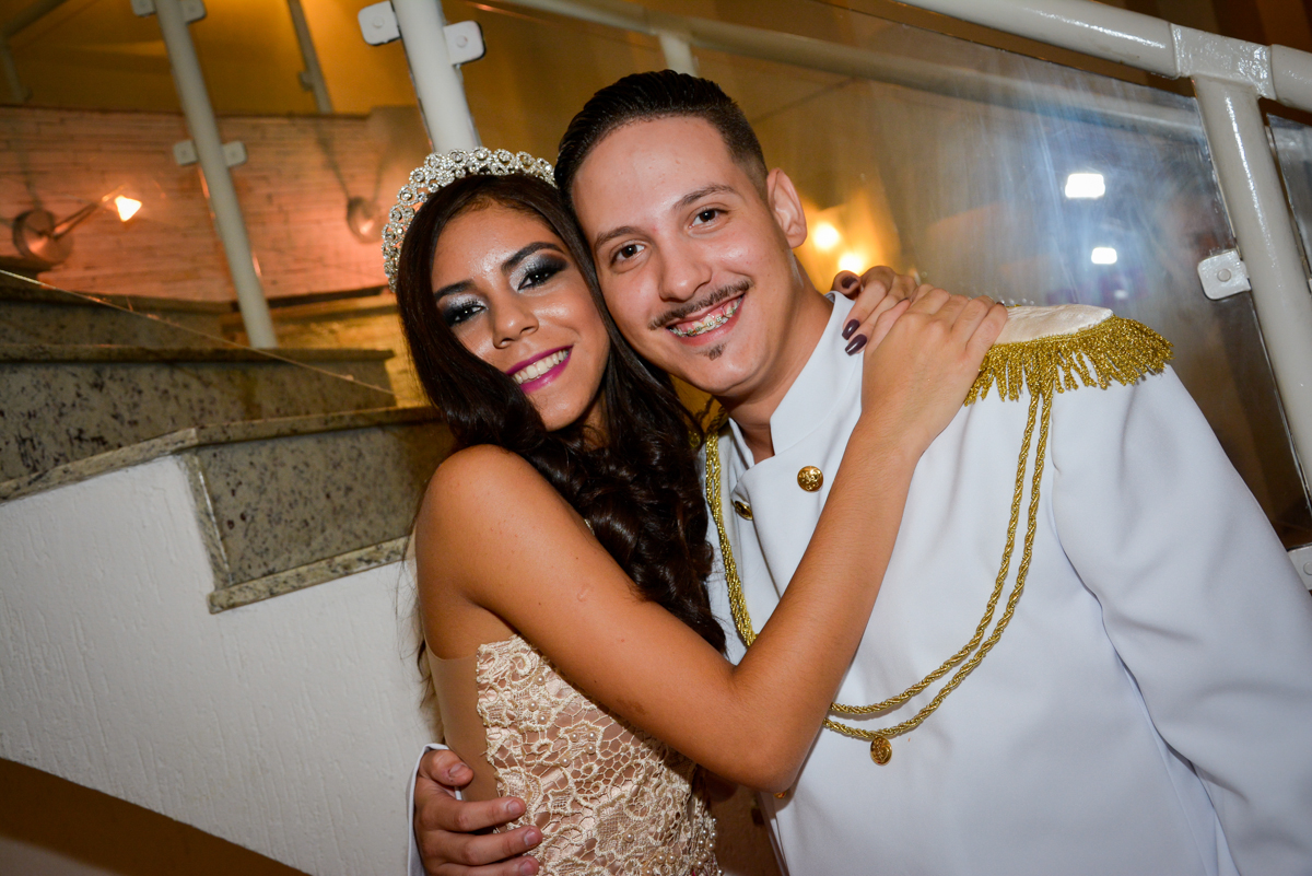 abraço carinhoso do príncipe no Buffet Mila Moreno, Butanta, SP, festa de 15 anos, Vitória 15 anos