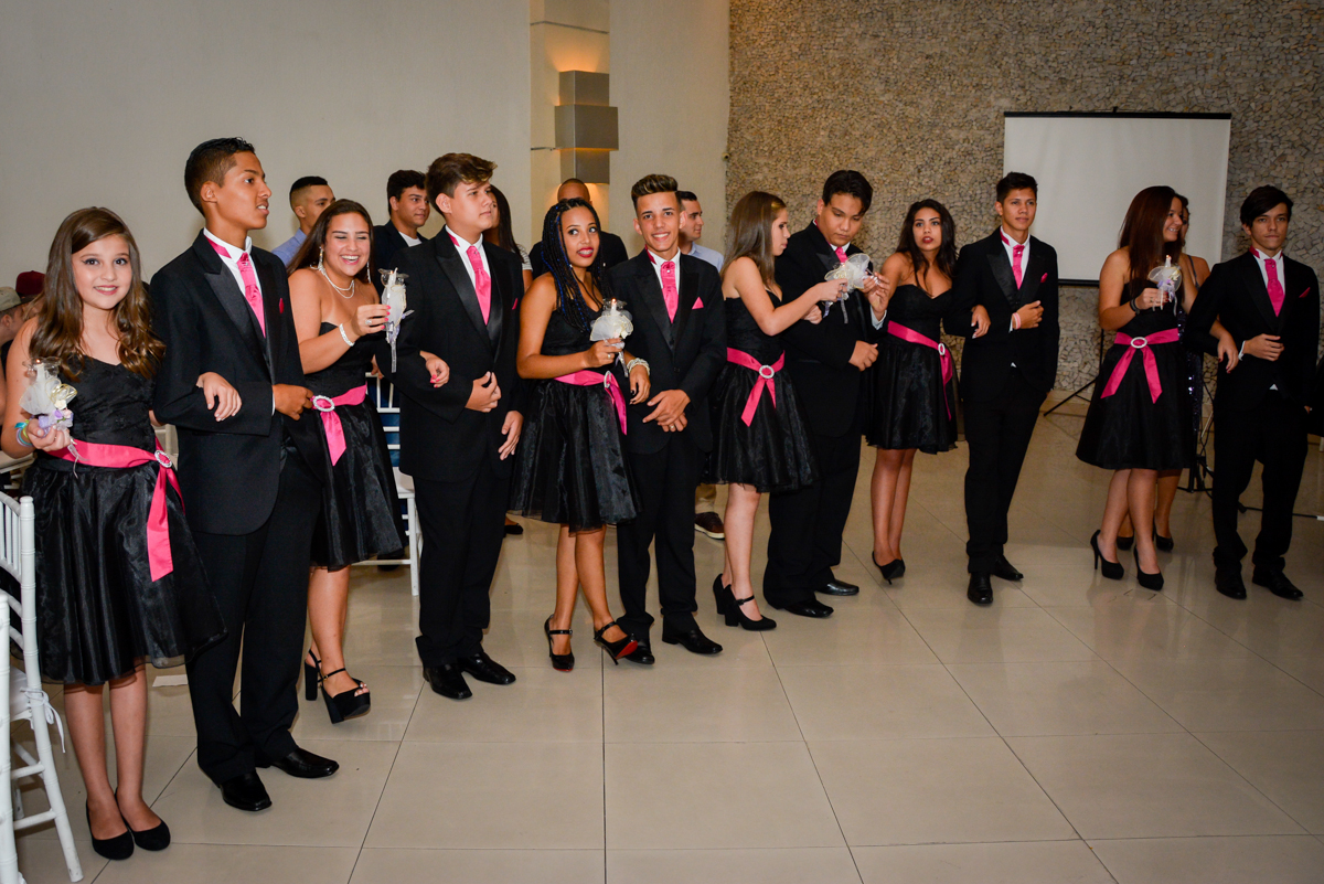 posando para a foto na festa de 15 anos no Buffet Mila Moreno, Butanta, SP, festa de 15 anos, Vitória 15 anos