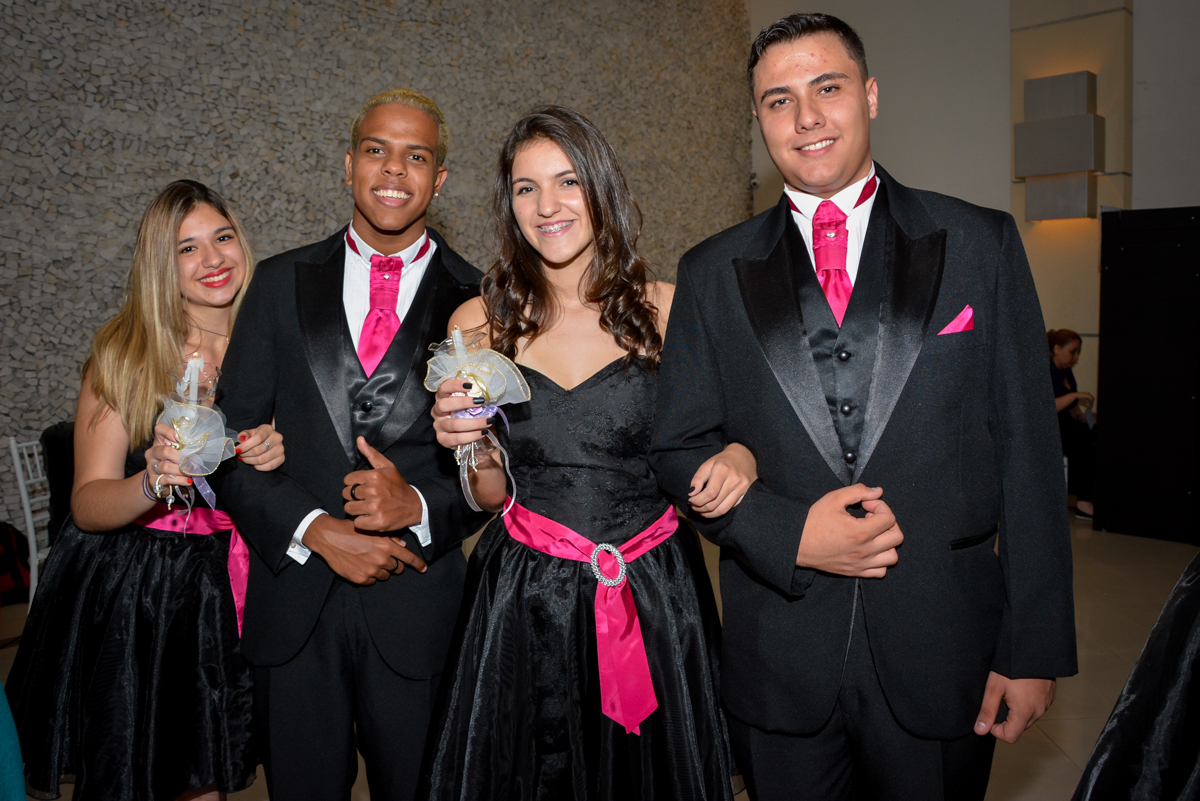 amigas da aniversariante são as daminhas no Buffet Mila Moreno, Butanta, SP, festa de 15 anos, Vitória 15 anos