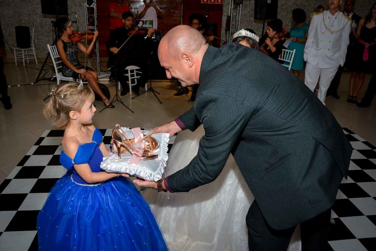 troca da boneca pelo sapato de salto no Buffet Mila Moreno, Butanta, SP, festa de 15 anos, Vitória 15 anos