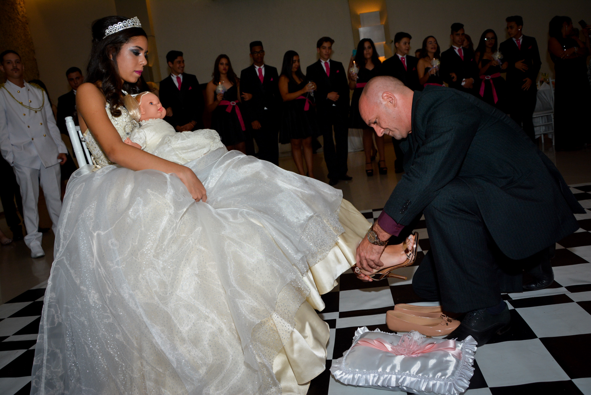 o pai da aniversariante  coloca o sapato na princesa no Buffet Mila Moreno, Butanta, SP, festa de 15 anos, Vitória 15 anos