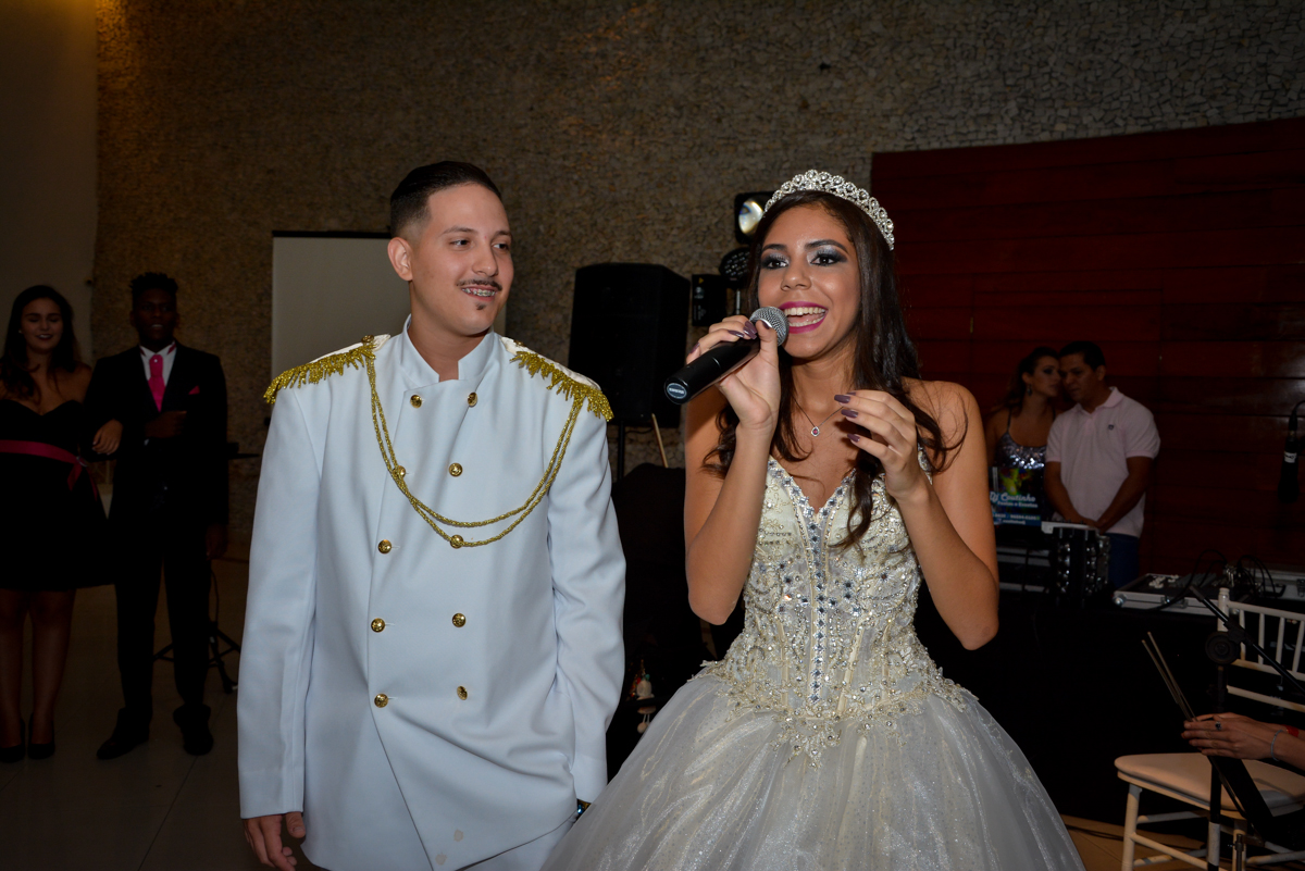 aniversariante agradece a presença dos convidados no Buffet Mila Moreno, Butanta, SP, festa de 15 anos, Vitória 15 anos