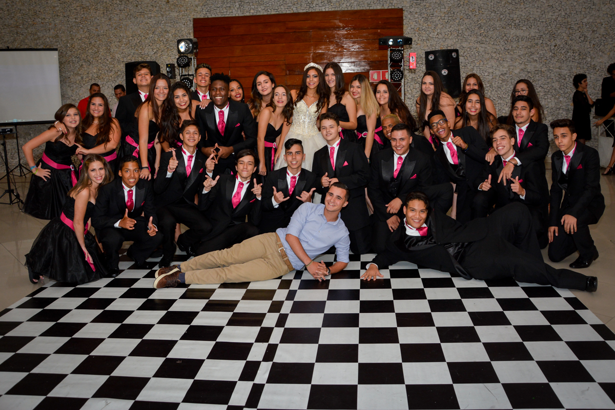 pose para a foto da aniversariante com os 15 casais no Buffet Mila Moreno, Butanta, SP, festa de 15 anos, Vitória 15 anos