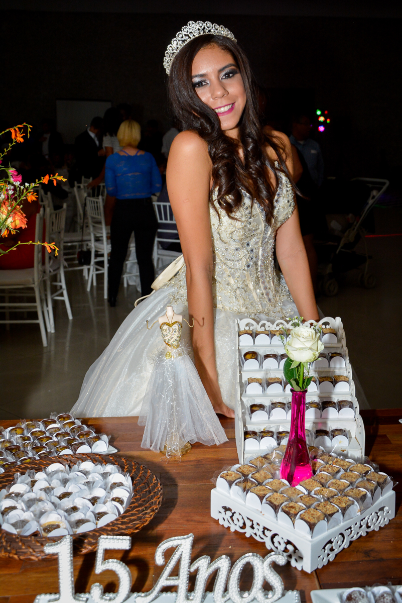 hora da foto na mesa decorada da aniversariante no Buffet Mila Moreno, Butanta, SP, festa de 15 anos, Vitória 15 anos