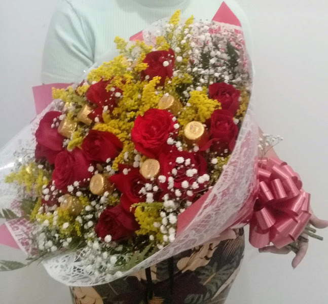 buquê de 12 rosas com chocolate Alpino
