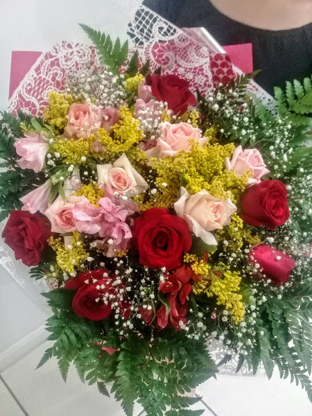 Buquê de rosas vermelhas e rosas