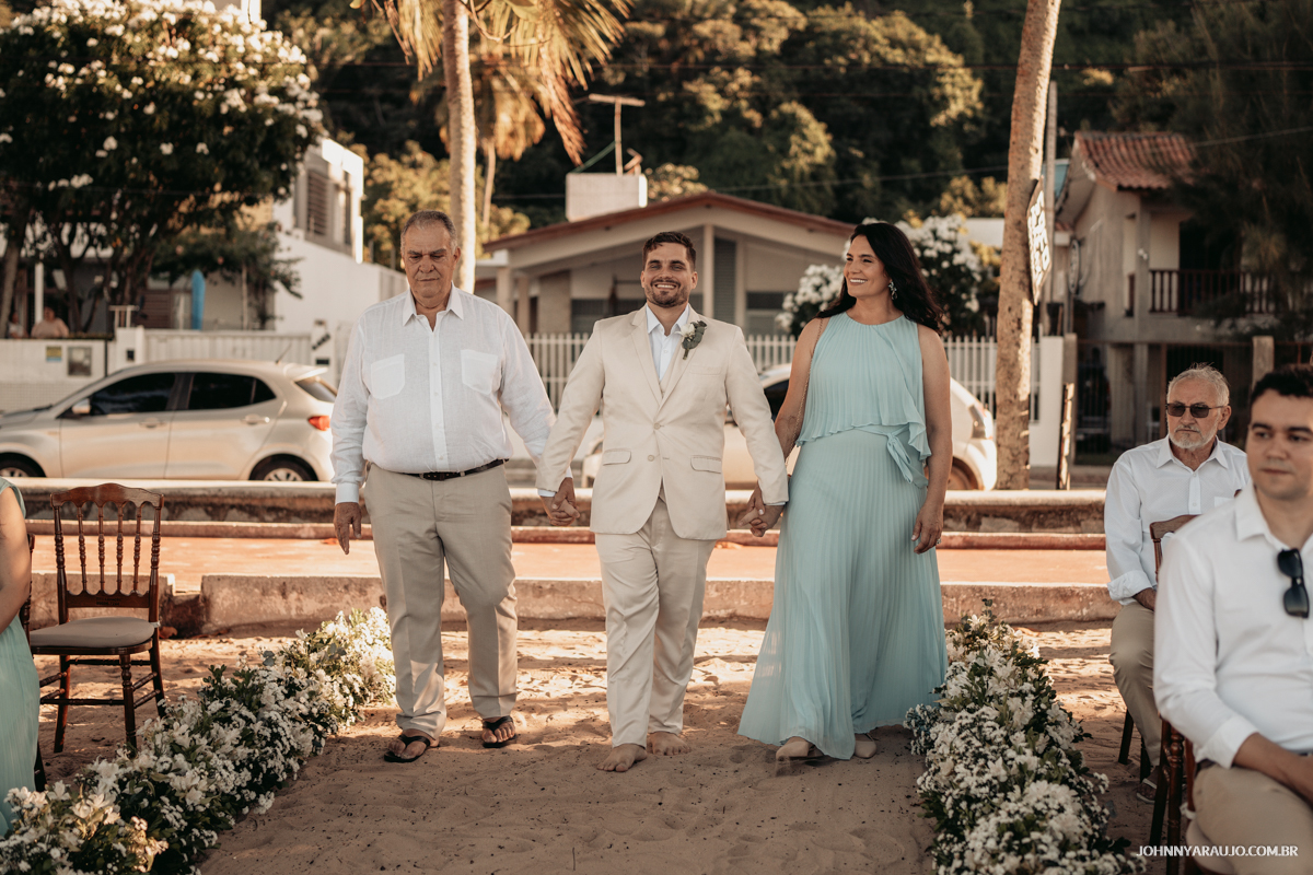 Entrada do noivo e seus pais