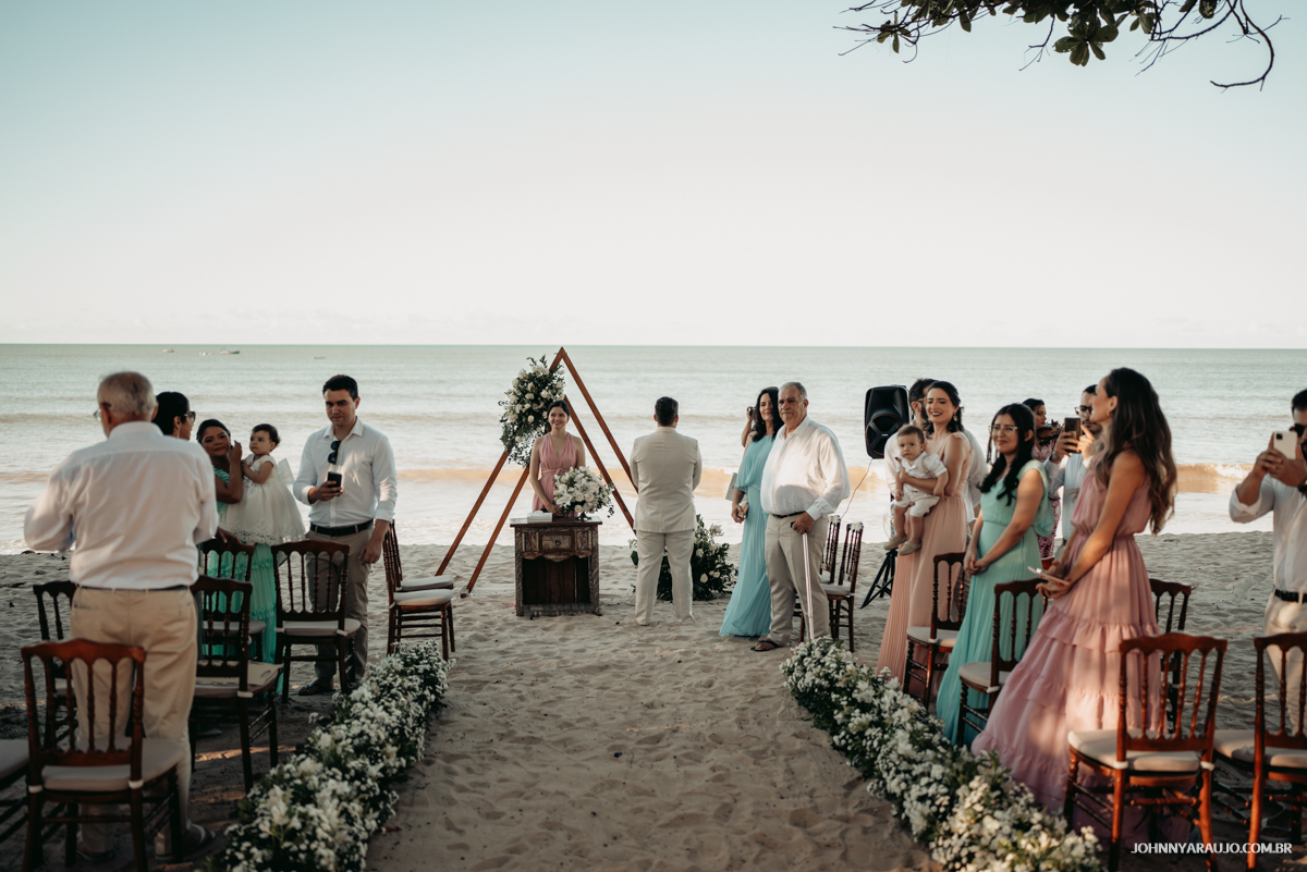 A noiva ver o altar em seu primeiro momento no casamento