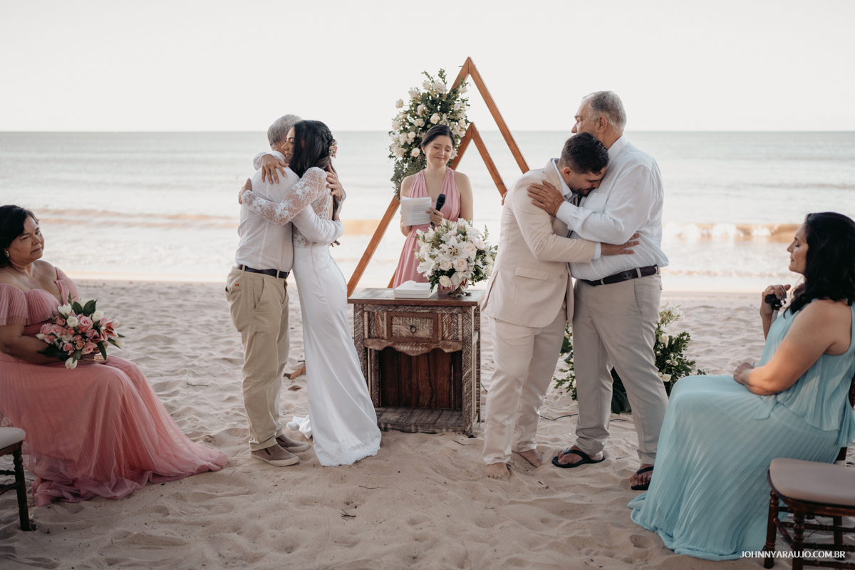 Noivos se emocionam em homenagens de casamento dadas em votos pela celebrante contando a historia e momentos com seus pais