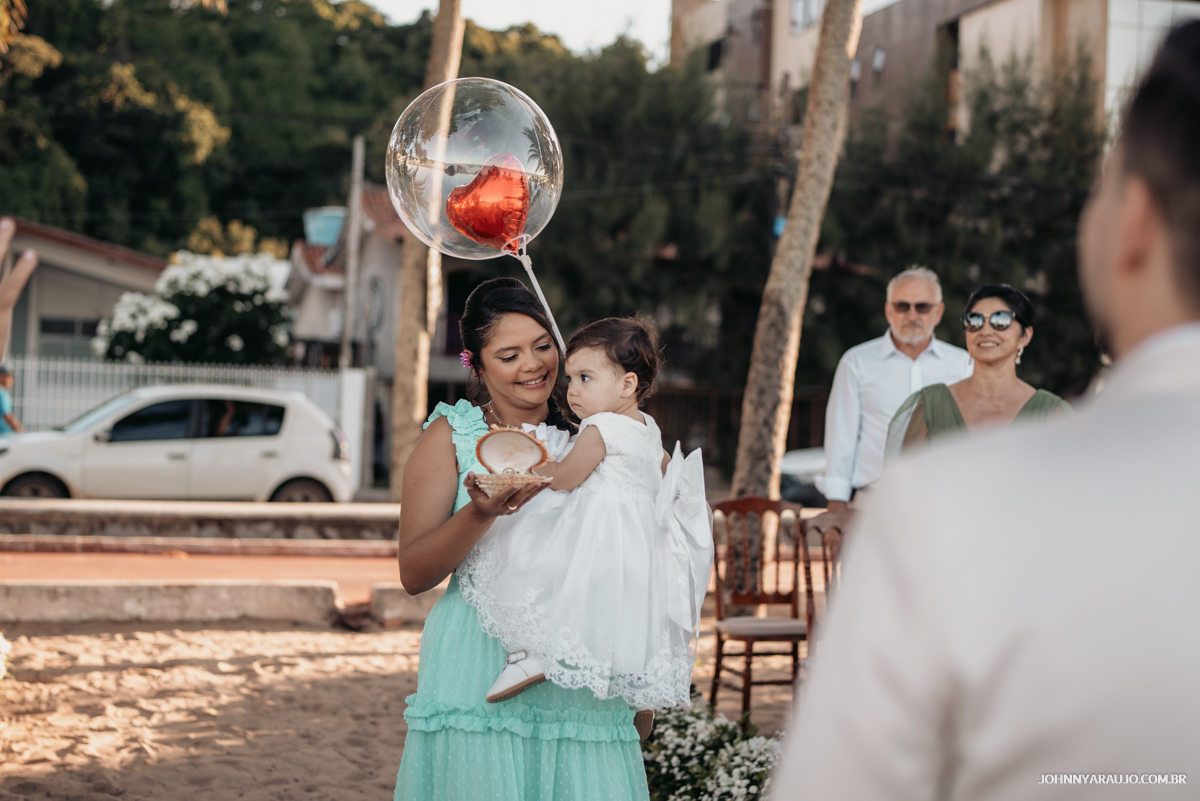 Entrada da daminha de casamento desta vez foi á filha da noiva que entregou as alianças de casamento