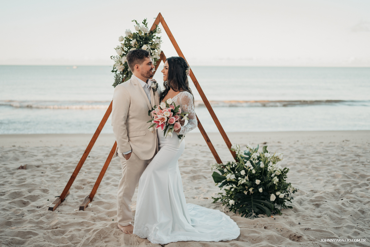 Ensaio dos noivos após sua cerimonia de casamento com pé na areia em praia de cabo branco em João pessoa Pb.