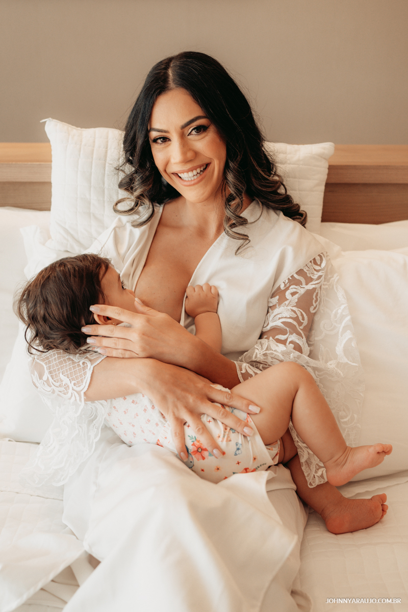 Noiva amamenta sua filha no dia do casamento em lindas fotos inspiradoras nos seus preparativos momentos antes da cerimonia