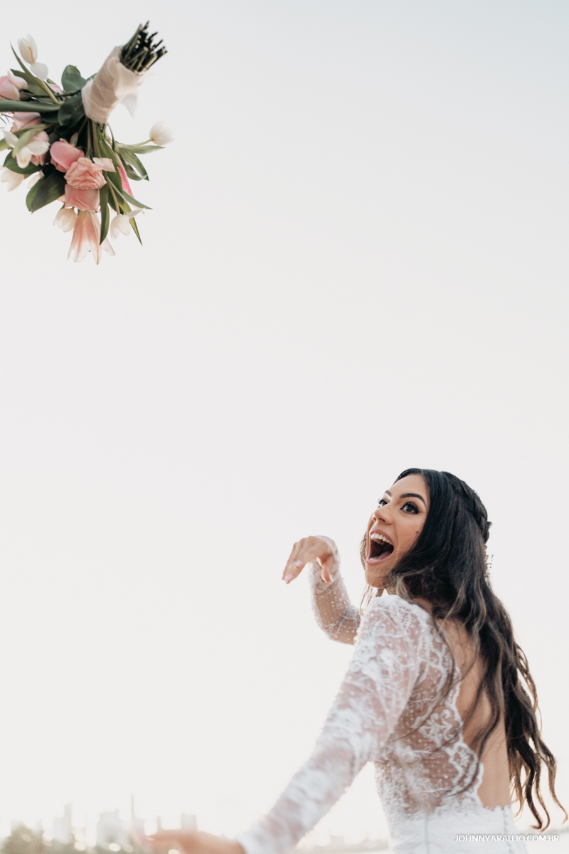 Jogando o buquê de casamento