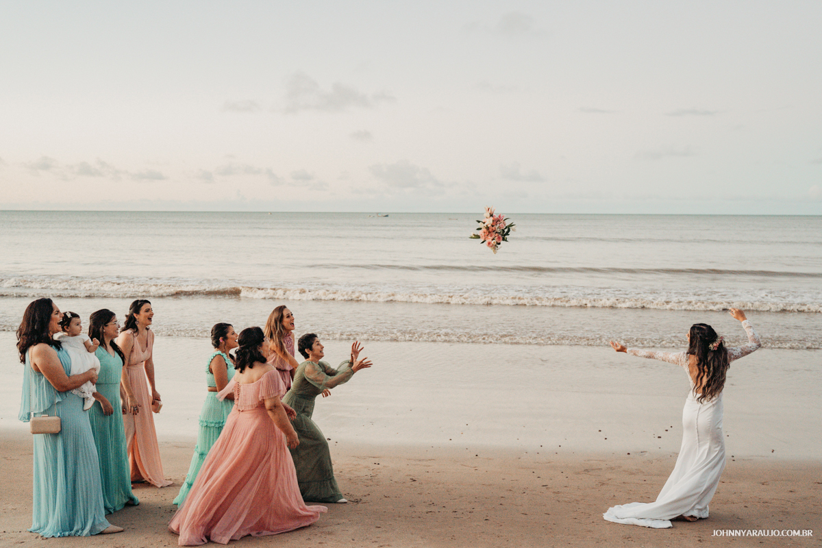 quem pegar o buquê de casamento será a próxima noiva e quem pegou o buque foi a mãe da noiva, fotos divertidas e criativa