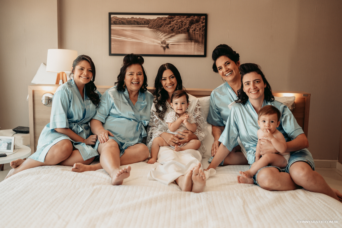 Foto da noiva e seus pais e madrinhas de casamento