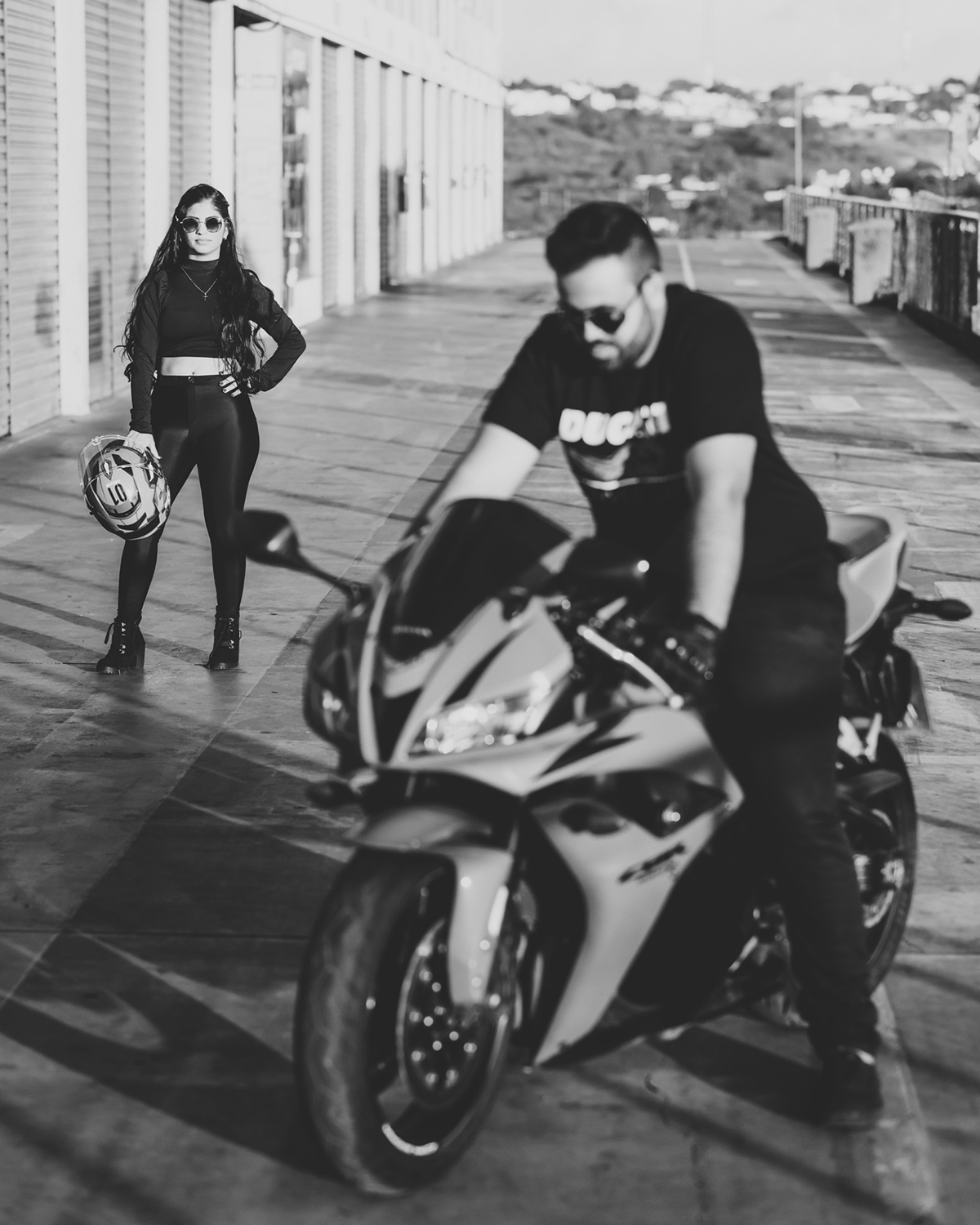 Ensaio de casal na moto em ambientes externos e urbano. Ideias de fotos para casais e noivos