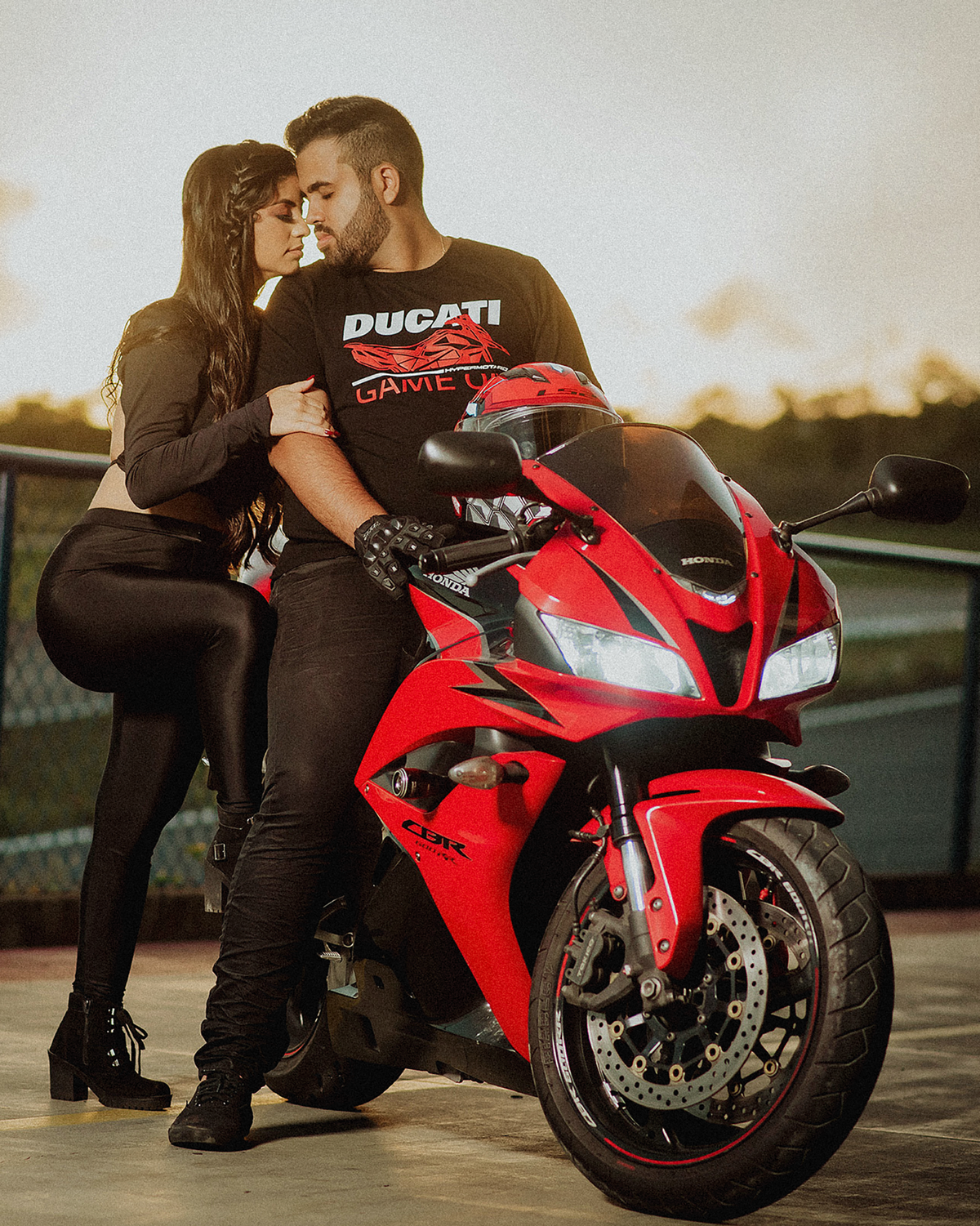 Ensaio de casal na moto em ambientes externos e urbano. Ideias de fotos para casais e noivos