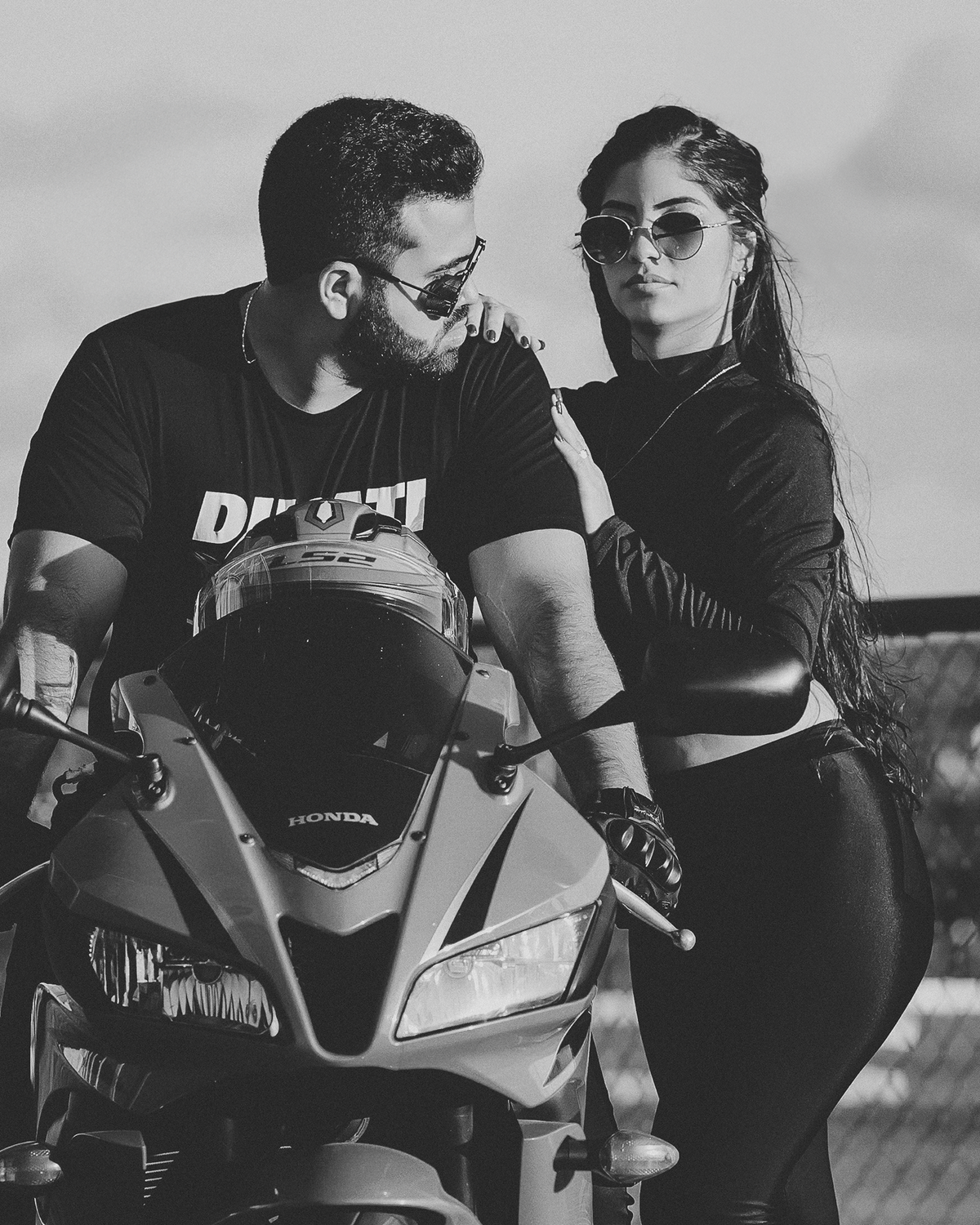 Ensaio de casal na moto em ambientes externos e urbano. Ideias de fotos para casais e noivos