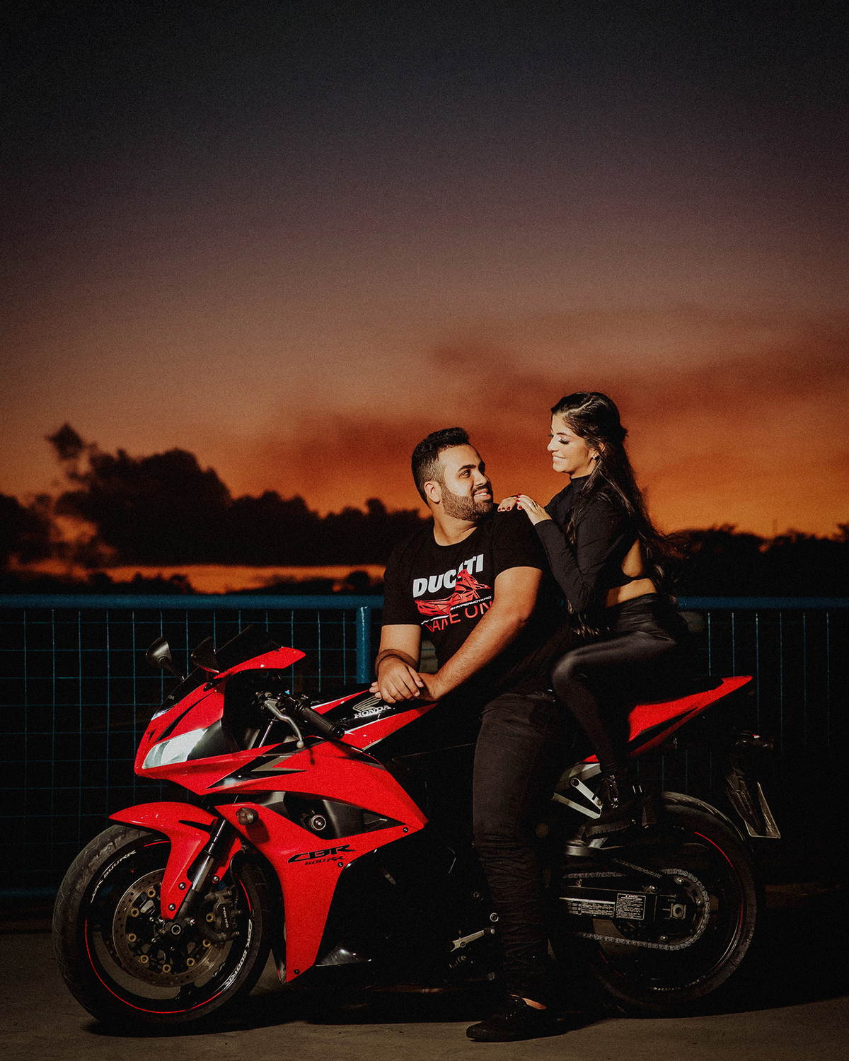 Ensaio de casal na moto em ambientes externos e urbano. Ideias de fotos para casais e noivos