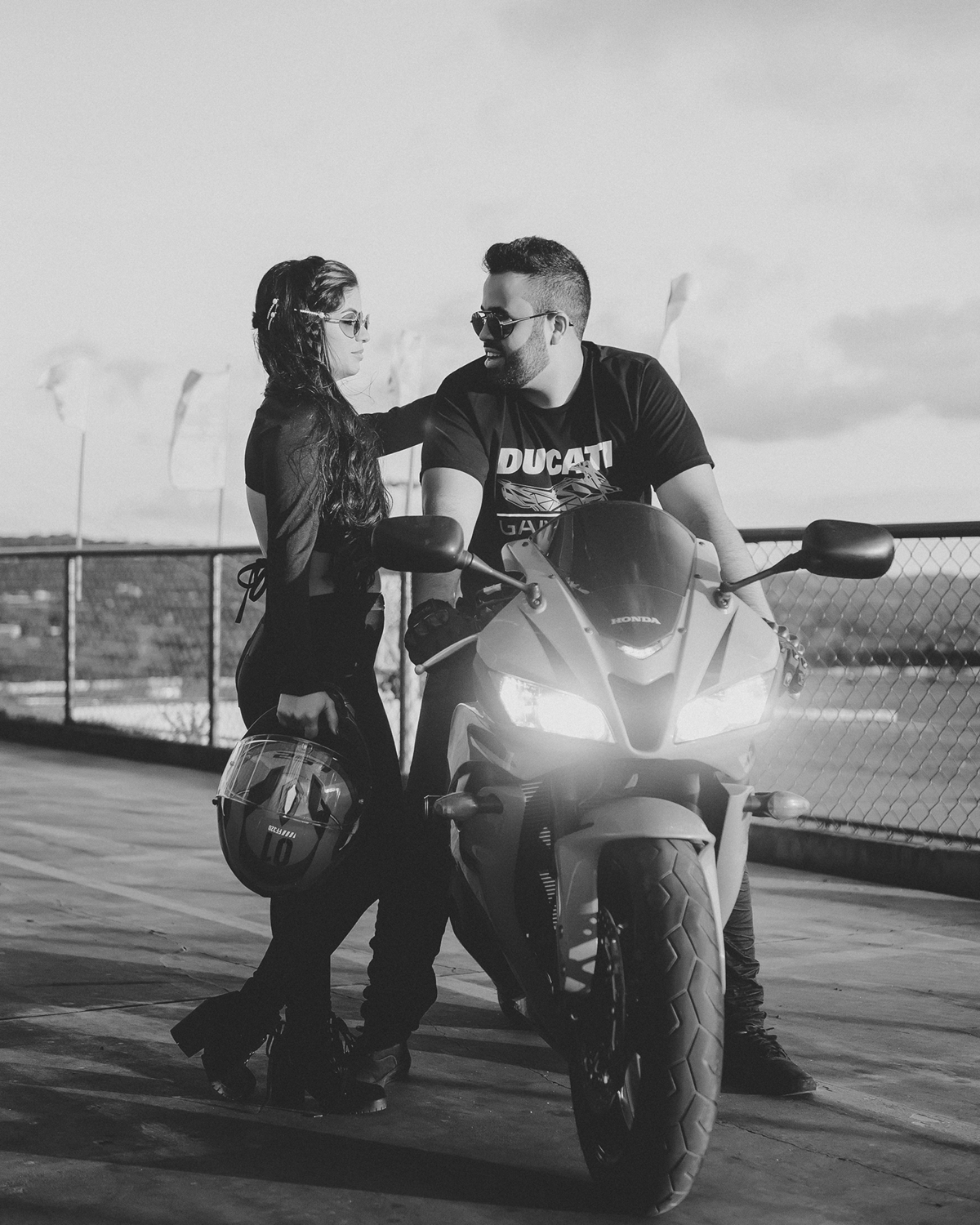 Ensaio de casal na moto em ambientes externos e urbano. Ideias de fotos para casais e noivos
