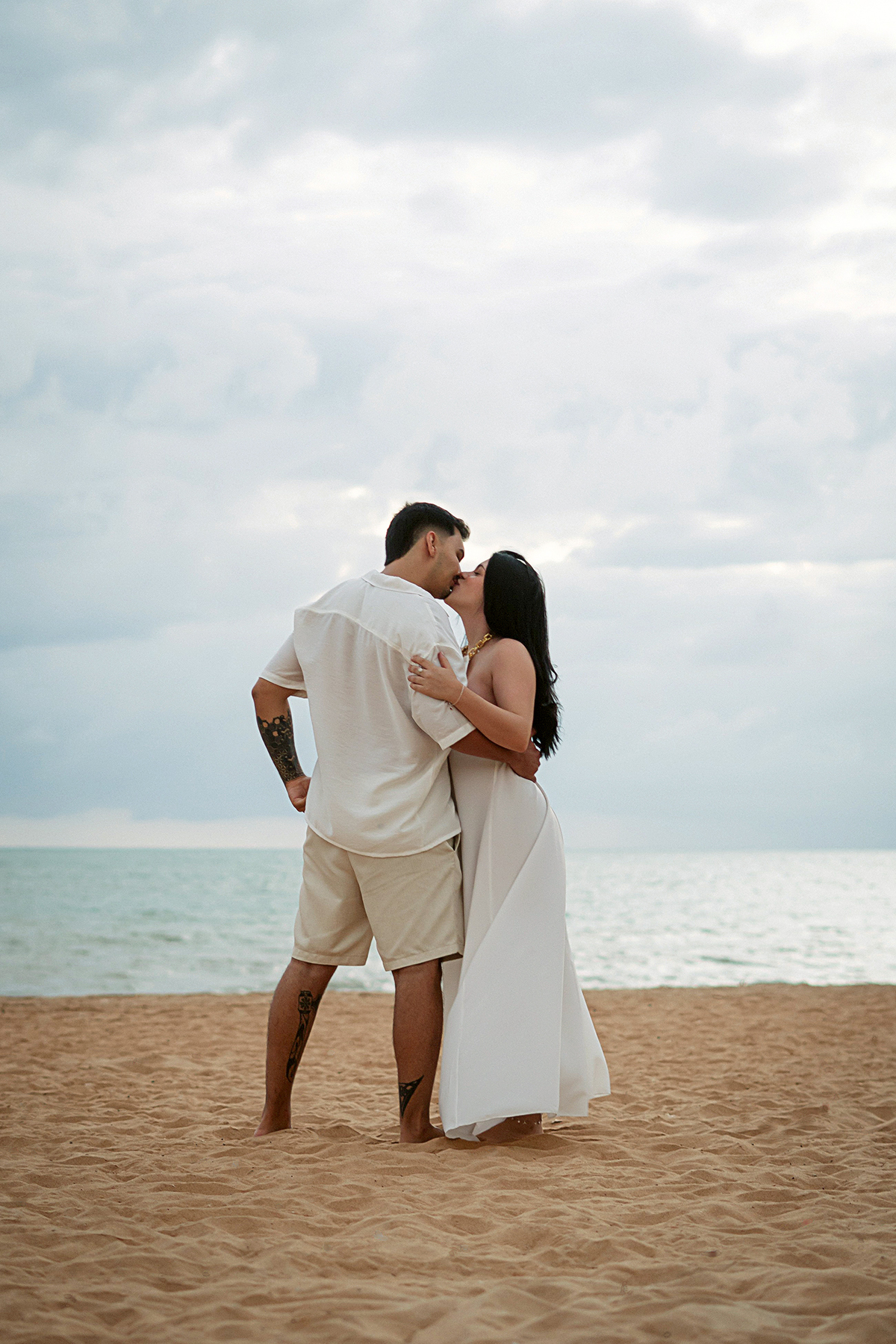 Fotógrafo de João Pessoa capturando momentos únicos em sessão de casal na beira-mar.