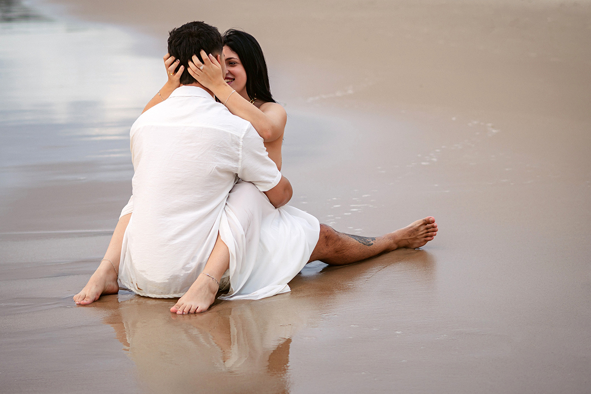 Momentos românticos de Rayssa e Victor na orla de Cabo Branco durante ensaio de noivado.