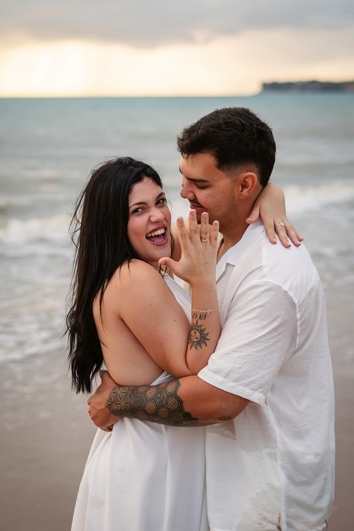 Casal celebrando o amor em um ensaio exclusivo para noivado nas praias de João Pessoa.