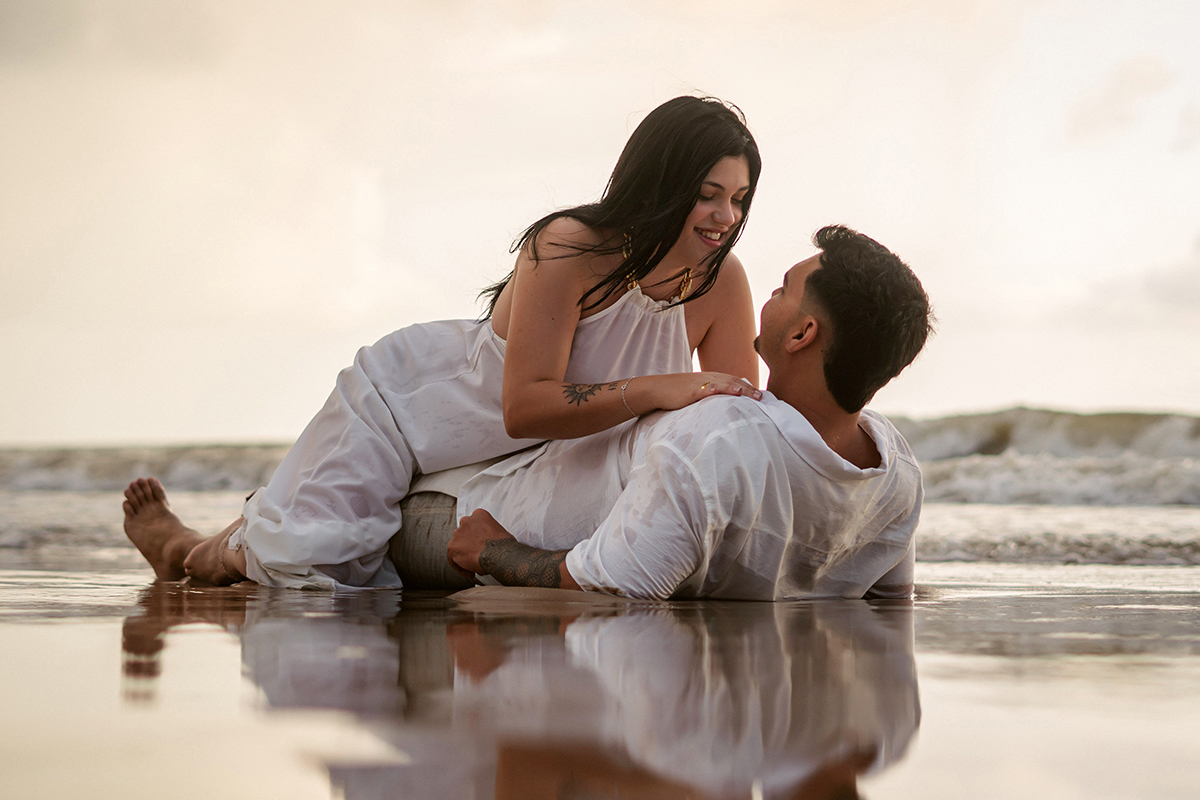 Ensaio no primeiro nascer do sol do Brasil. Luz perfeita para fotos de casal em João Pessoa.