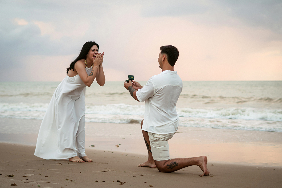 Pedido de noivado registrado em João Pessoa Pb. Ensaio cheio de emoção e luz natural.